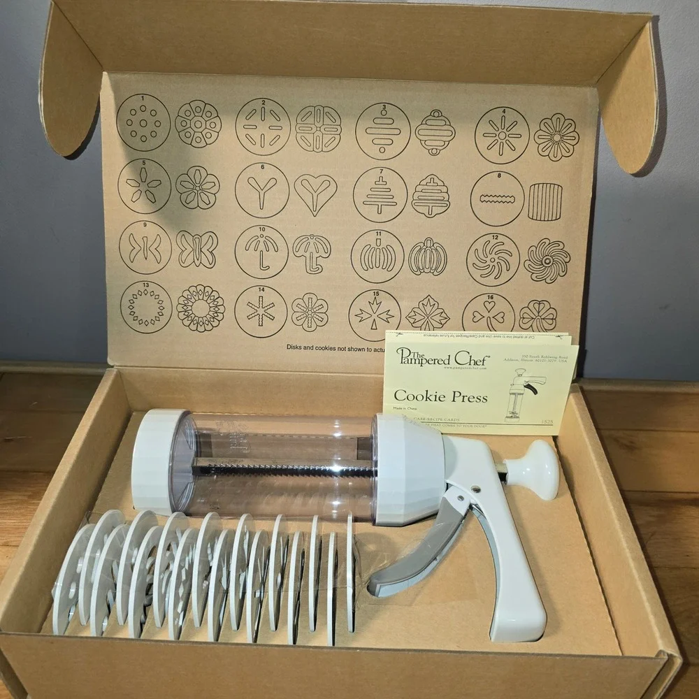 Pampered Chef Cookie Press 1525 White Manual Spritz Maker with 16 Disks & Box